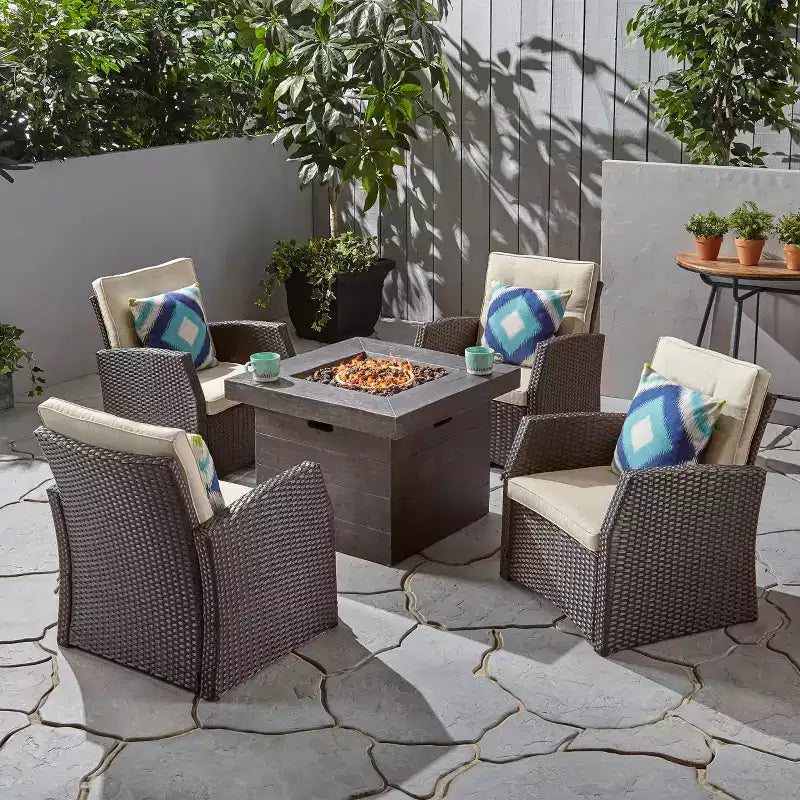 Christopher Knight Home Mawbey Salon de Jardin 5 Pièces avec Fauteuils et Foyer Extérieur en Rotin et Coussins