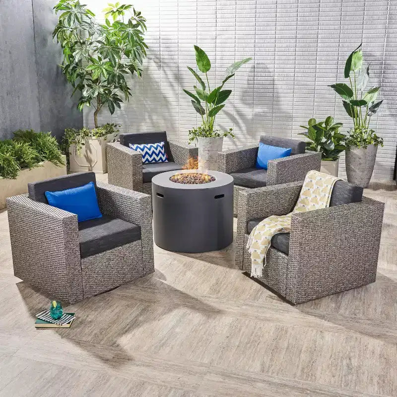 Christopher Knight Home Eli Ensemble de 5 pièces comprenant un fauteuil club pivotant et un foyer extérieur en osier avec coussins