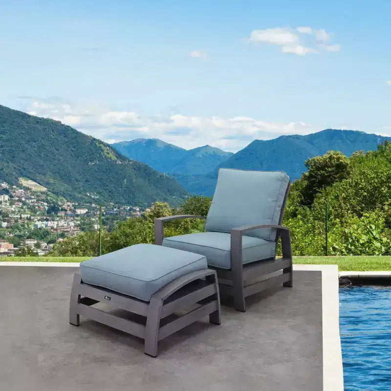 Ensemble fauteuil et ottoman d'extérieur Courtyard Casual Cabo 2 pièces, cadre en aluminium avec coussins Sunbrella