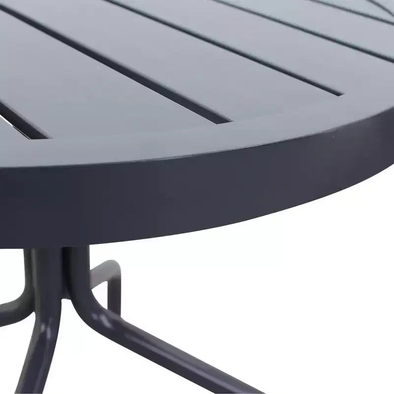 Ensemble de chaises longues de jardin 5 pièces Courtyard Casual Santa Fe avec ottomans Comprend deux chaises longues inclinables et deux ottomans et une table d'appoint