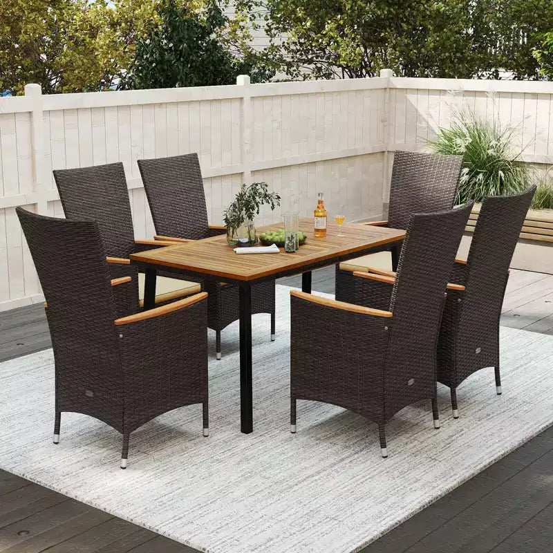 Costway Ensemble de 7 chaises de salle à manger d'extérieur en rotin avec table en bois d'acacia et trou pour parasol, coussins inclus
