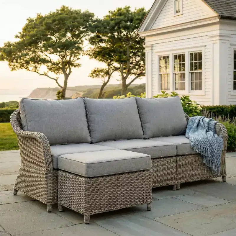 Canapé modulable 3 places d'intérieur-extérieur Martha Stewart Lily Pond avec pouf en osier tressé gris vieilli et coussins gris toutes saisons