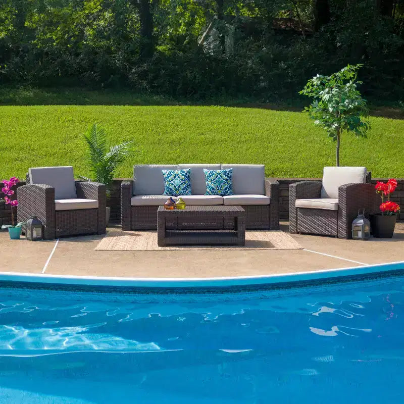 Ensemble de 4 pièces Flash Furniture pour l'extérieur en similicuir tressé comprenant 2 fauteuils, 1 canapé et 1 table basse, couleur chocolat