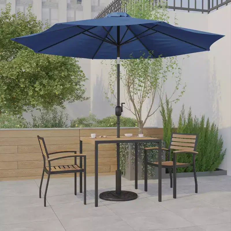 Ensemble table de patio 5 pièces Emma et Oliver - 2 chaises empilables en faux teck synthétique - Table en faux teck - Parasol avec base