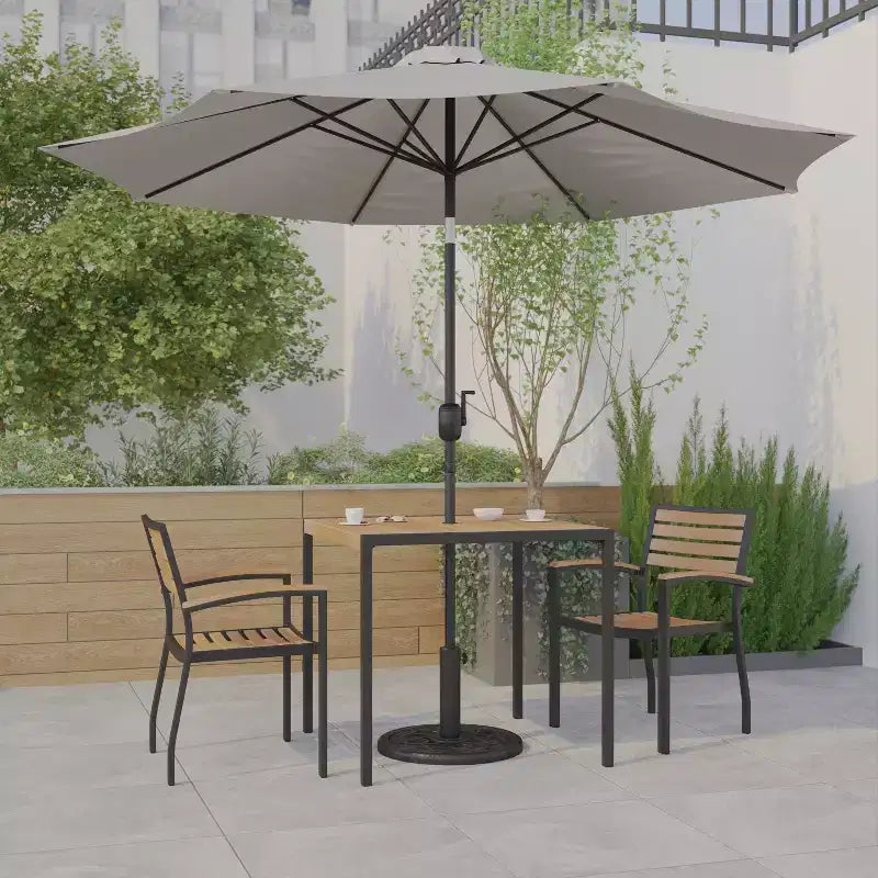 Ensemble table de patio 5 pièces Emma et Oliver - 2 chaises empilables en faux teck synthétique - Table en faux teck - Parasol avec base