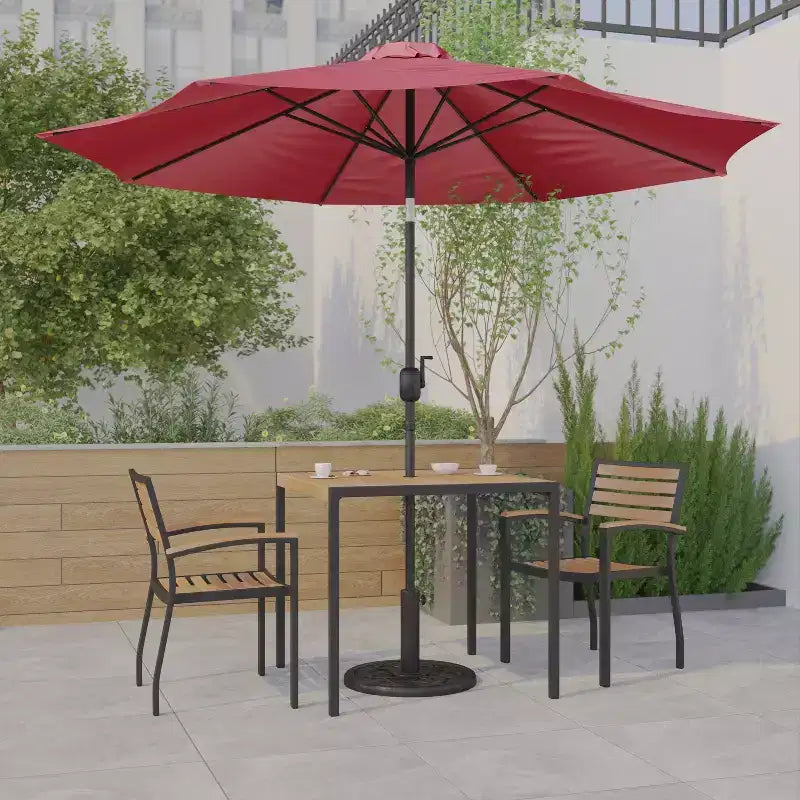 Ensemble table de patio 5 pièces Emma et Oliver - 2 chaises empilables en faux teck synthétique - Table en faux teck - Parasol avec base