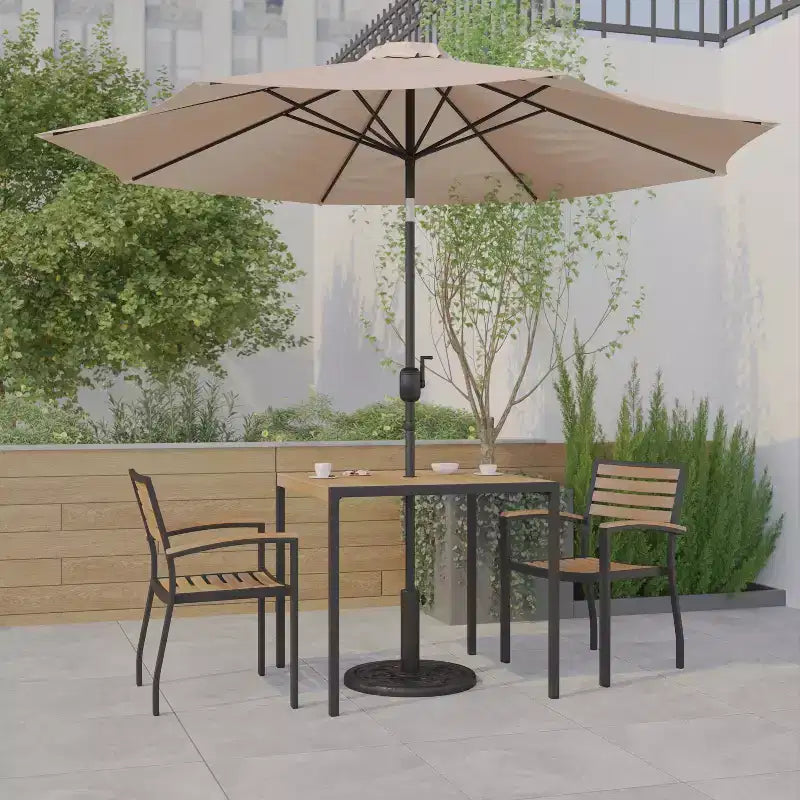 Ensemble table de patio 5 pièces Emma et Oliver - 2 chaises empilables en faux teck synthétique - Table en faux teck - Parasol avec base