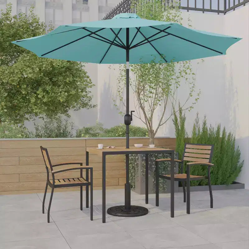 Ensemble table de patio 5 pièces Emma et Oliver - 2 chaises empilables en faux teck synthétique - Table en faux teck - Parasol avec base