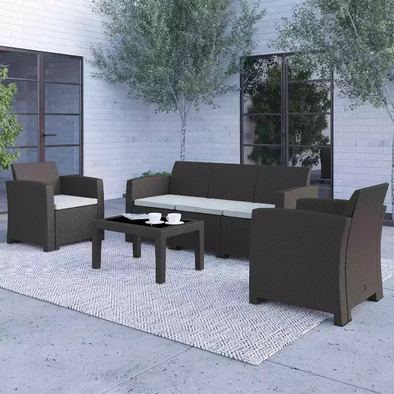 Ensemble de mobilier de patio en faux rotin Merrick Lane 4 pièces avec 2 chaises et un canapé avec coussins beiges amovibles et une table