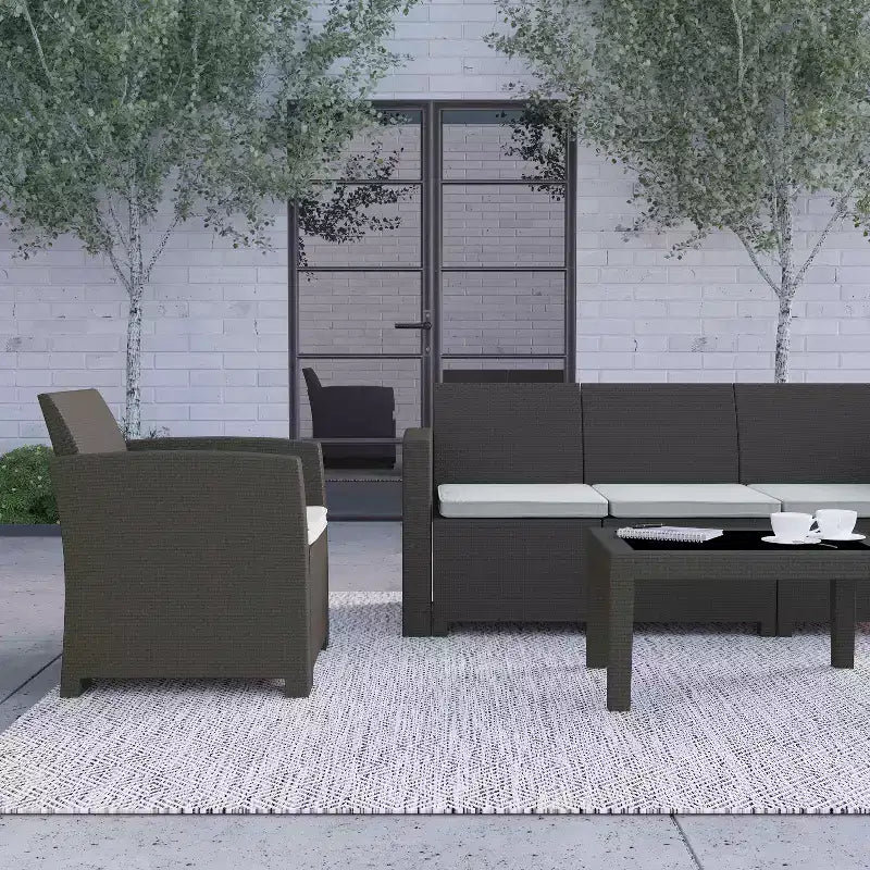 Ensemble de mobilier de patio en faux rotin Merrick Lane 4 pièces avec 2 chaises et un canapé avec coussins beiges amovibles et une table