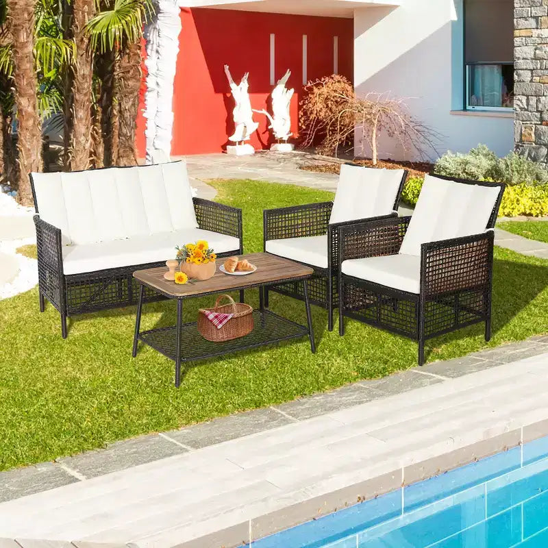 Costway Patiojoy Ensemble de 4 meubles de patio en rotin Chaises rembourrées Table en bois avec étagère