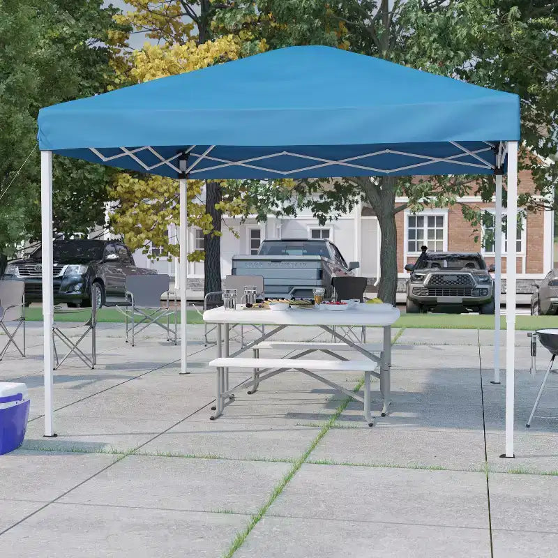 Ensemble Emma and Oliver portable pour hayon, camping ou événements avec tente dôme escamotable blanche avec sac de transport et ensemble table pliante avec bancs