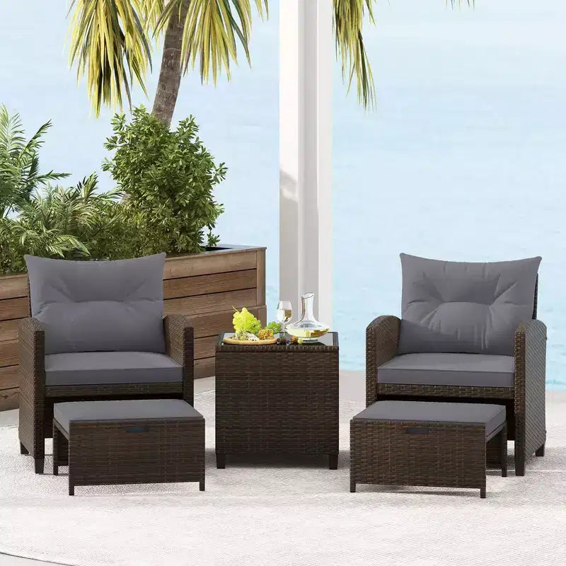 Costway Ensemble de Meubles de Patio en Rotin 5 Pièces avec 2 Ottomans et Table Basse en Verre Trempé Noir/Blanc Cassé/Bleu Marine/Rouge/Gris