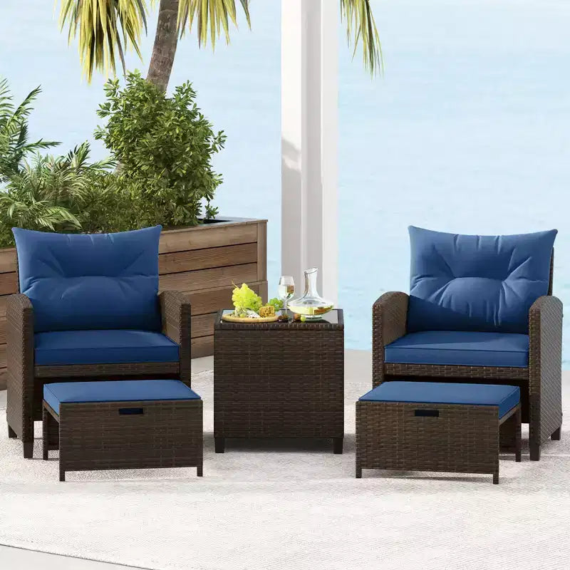 Costway Ensemble de Meubles de Patio en Rotin 5 Pièces avec 2 Ottomans et Table Basse en Verre Trempé Noir/Blanc Cassé/Bleu Marine/Rouge/Gris