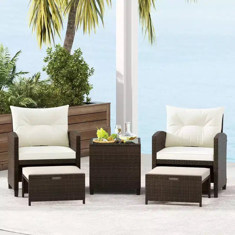 Costway Ensemble de Meubles de Patio en Rotin 5 Pièces avec 2 Ottomans et Table Basse en Verre Trempé Noir/Blanc Cassé/Bleu Marine/Rouge/Gris