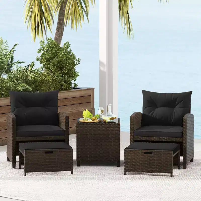 Costway Ensemble de Meubles de Patio en Rotin 5 Pièces avec 2 Ottomans et Table Basse en Verre Trempé Noir/Blanc Cassé/Bleu Marine/Rouge/Gris